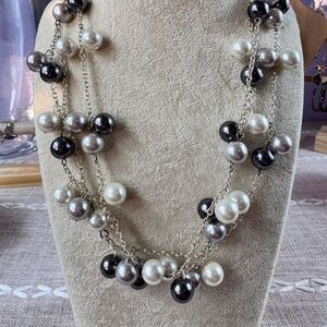 Elegant Black and White Glass Pearl Necklace